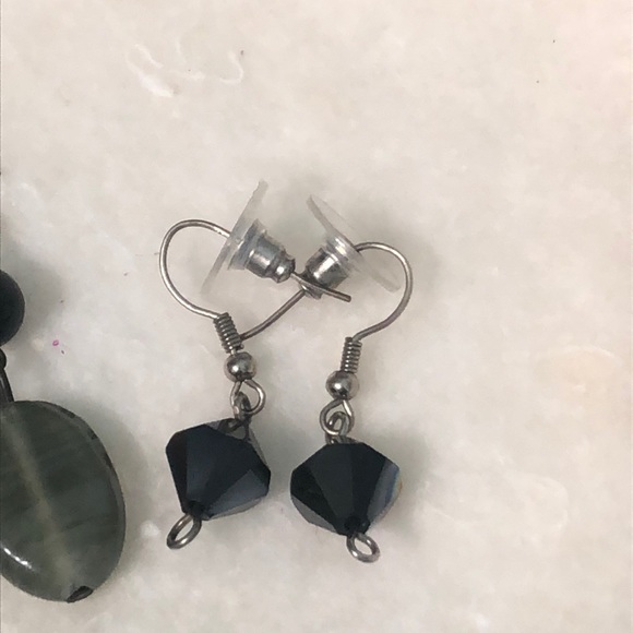 3 pairs of earrings. - Picture 2 of 6